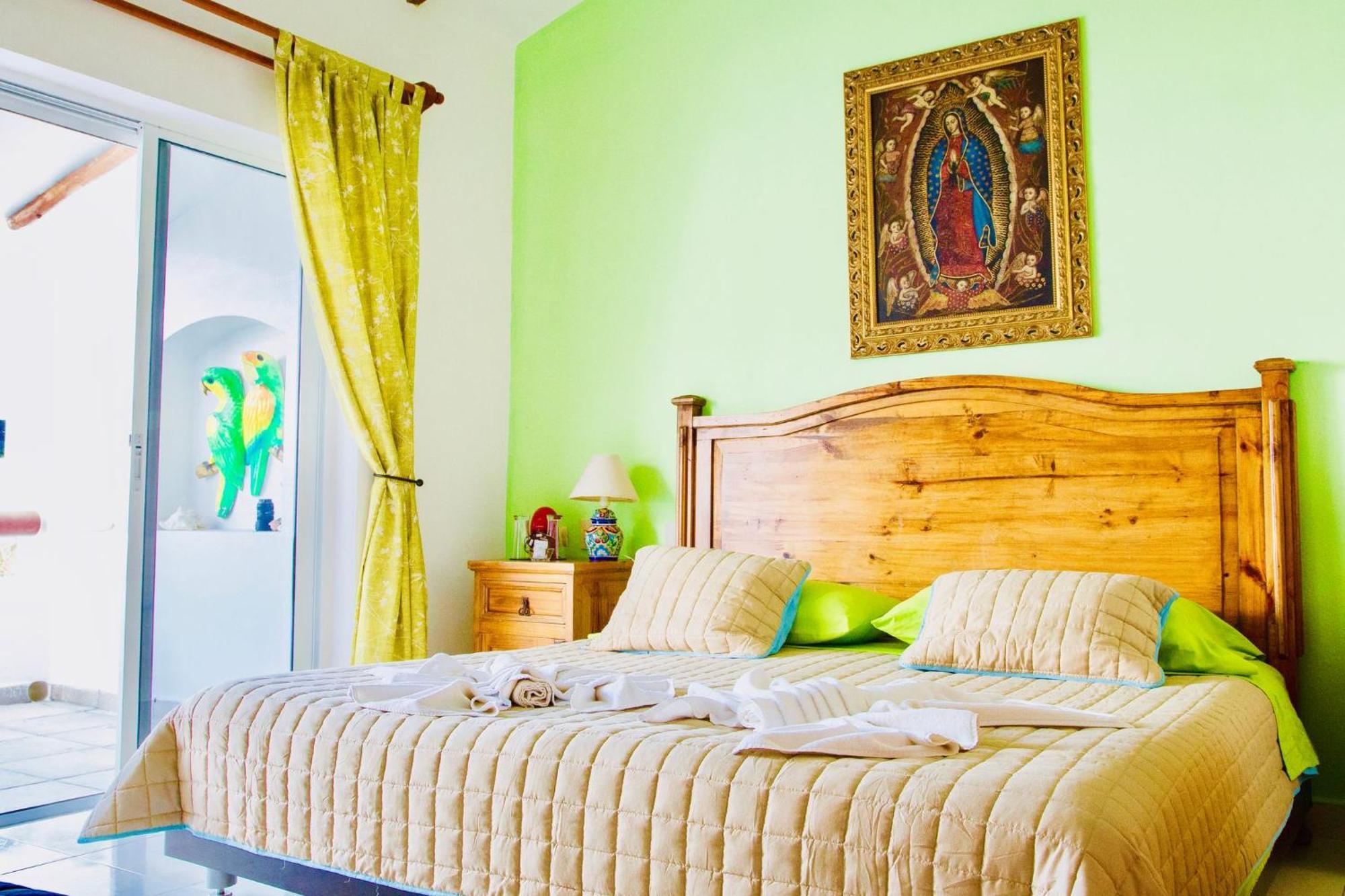 Deluxe Budget Balcony With Swimming Pool Air Conditioning And Parking Guest house
