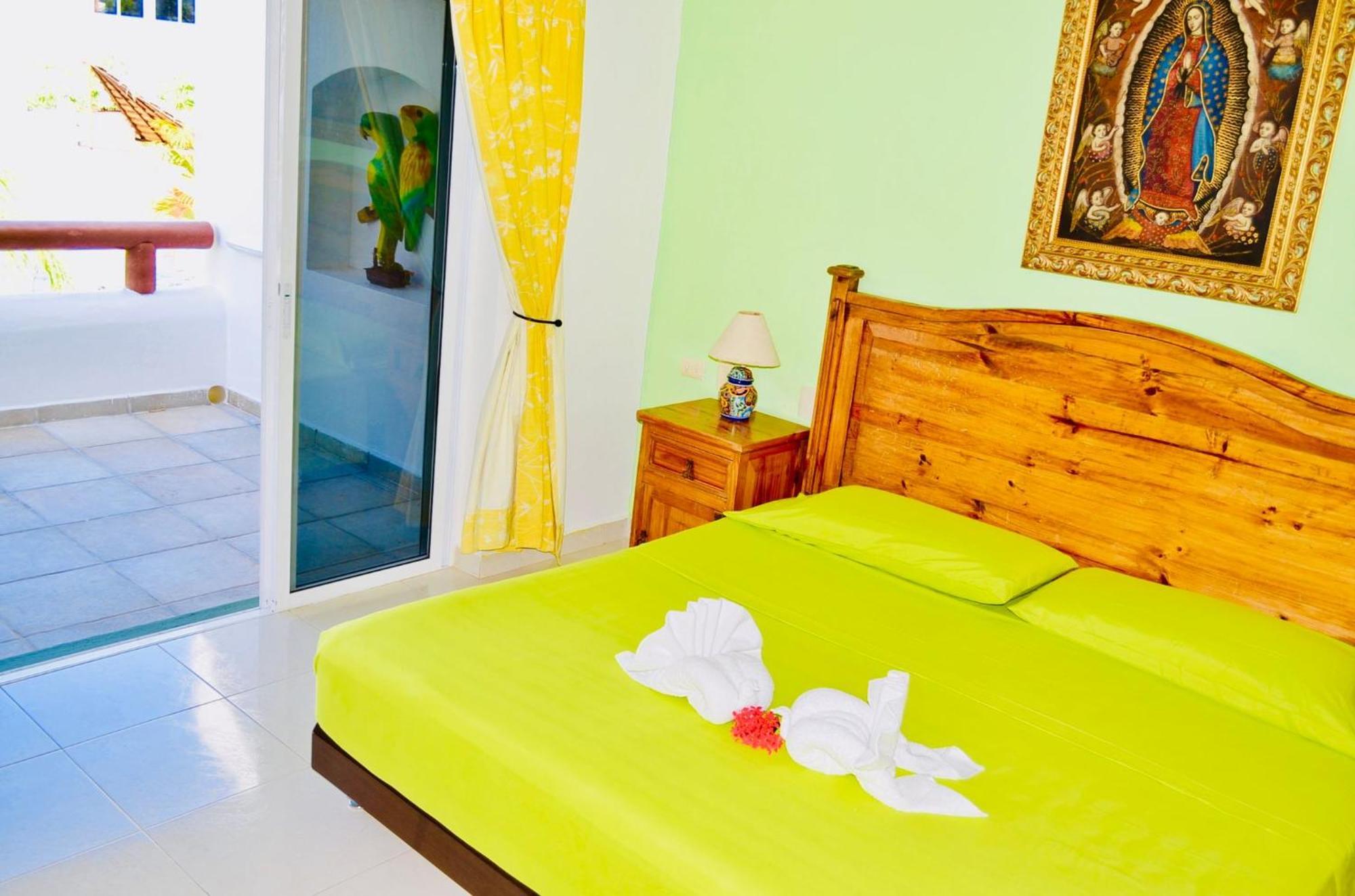 Guest house Deluxe Budget Balcony With Swimming Pool Air Conditioning And Parking