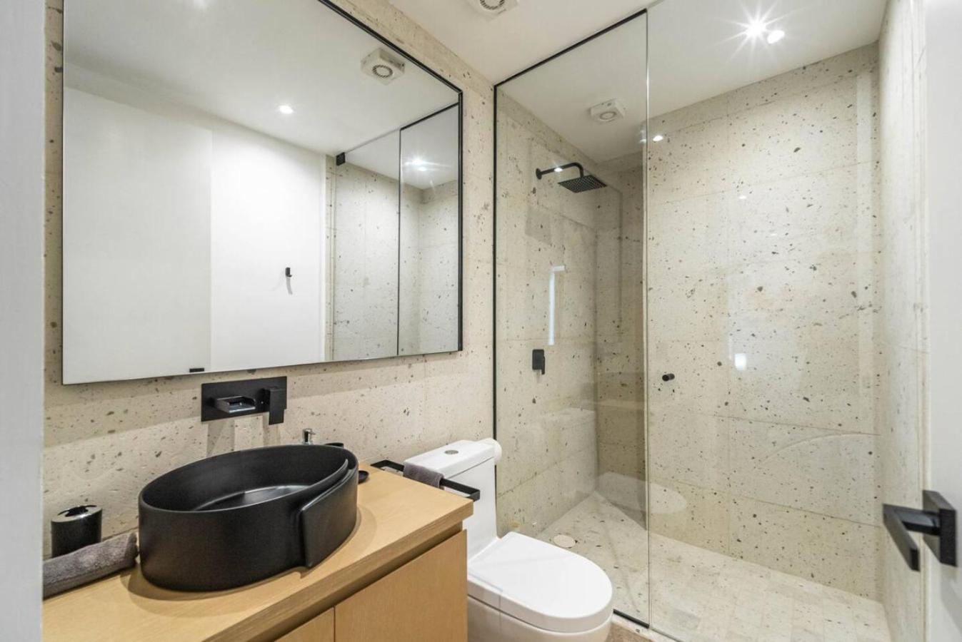 Holiday home Lux With Rooftop Pool, Walk To And 5th Ave
