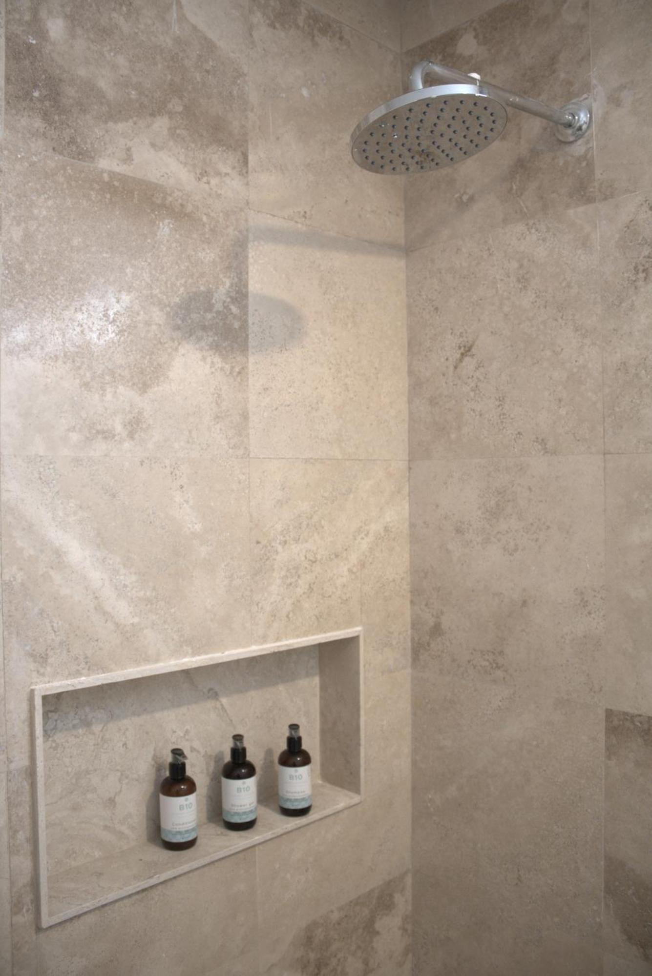 B10 - Distinctive Hotel-