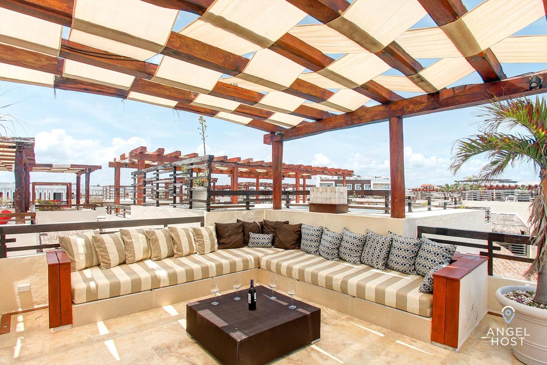 Beachfront Penthouse Oceanview Rooftop And Pool Holiday home *