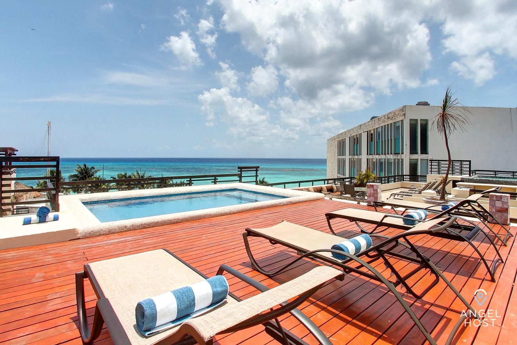 Beachfront Penthouse Oceanview Rooftop And Pool Holiday home