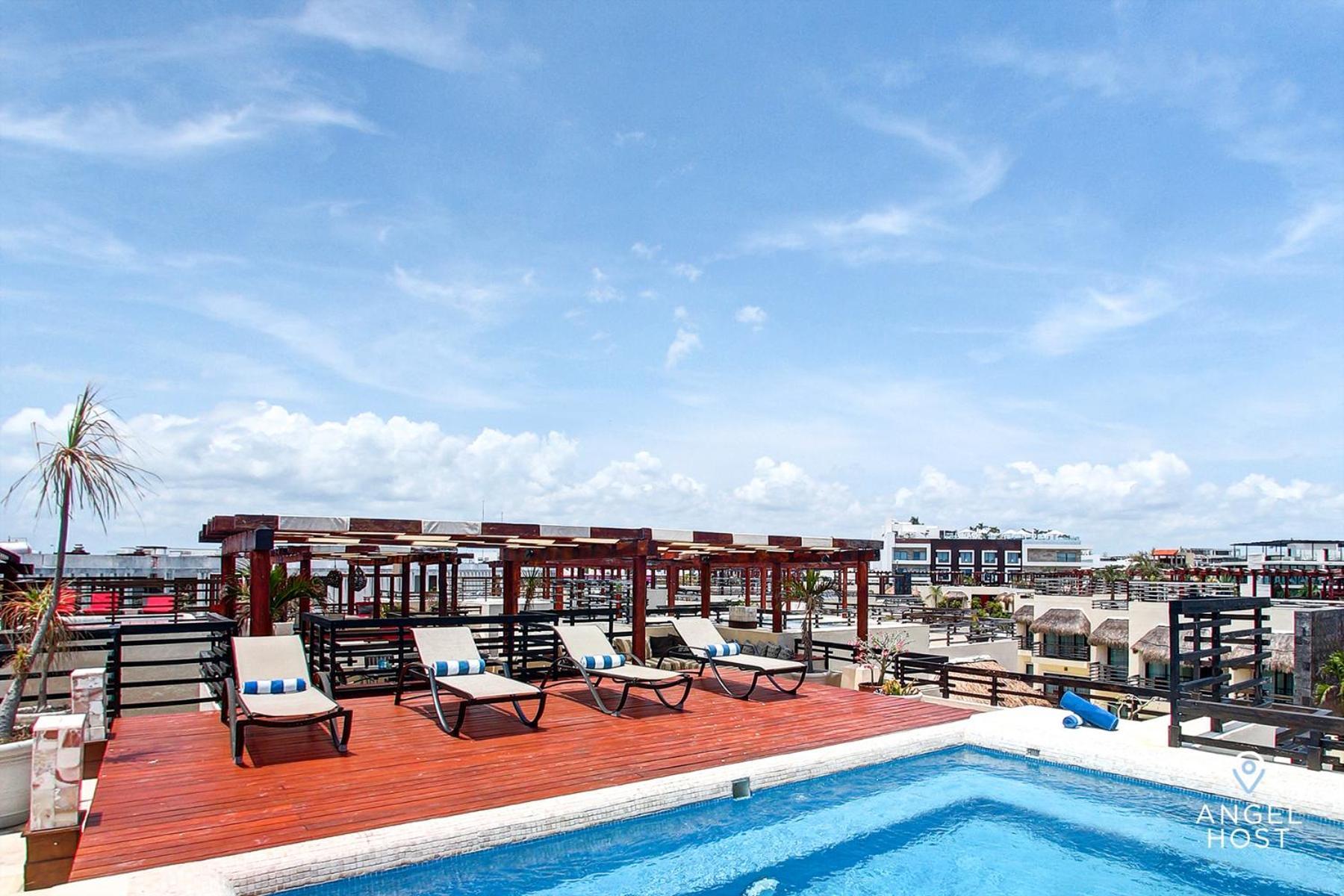 Beachfront Penthouse Oceanview Rooftop And Pool Holiday home *