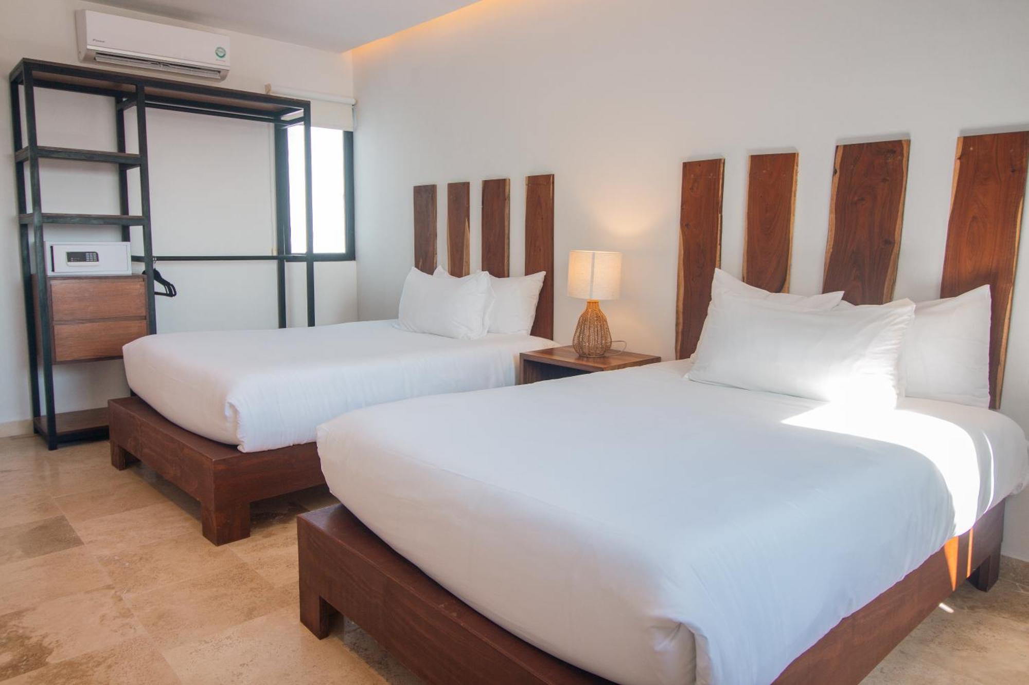 B10 - Distinctive Hotel- *