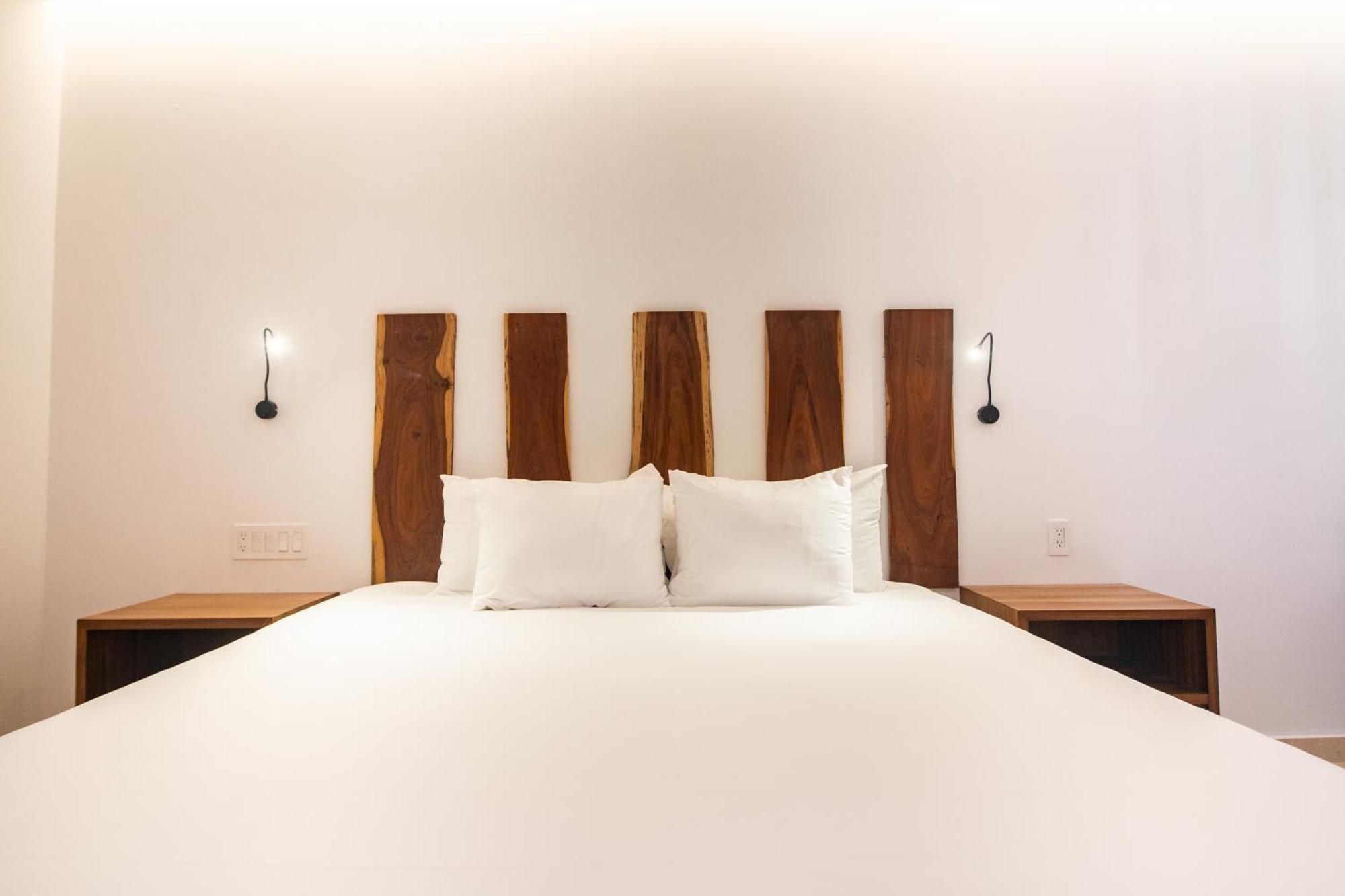 B10 - Distinctive Hotel- *