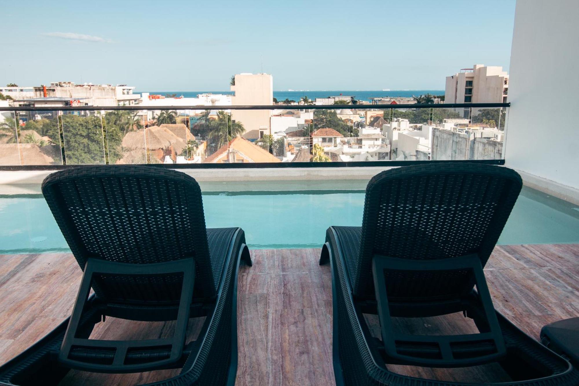 B10 - Distinctive Hotel- *