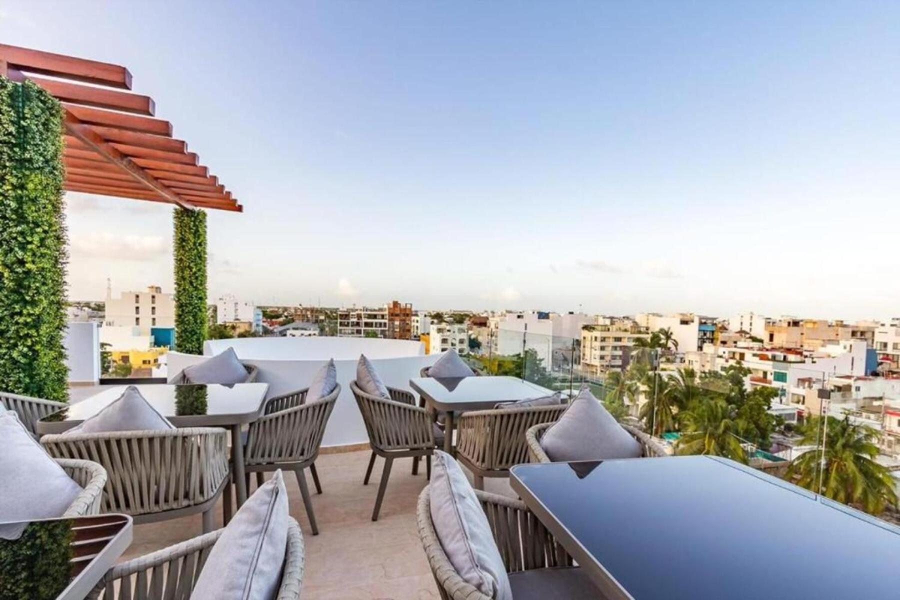 Radiant Rooftop Pool At Menesse 38th Perfect Location Holiday home *