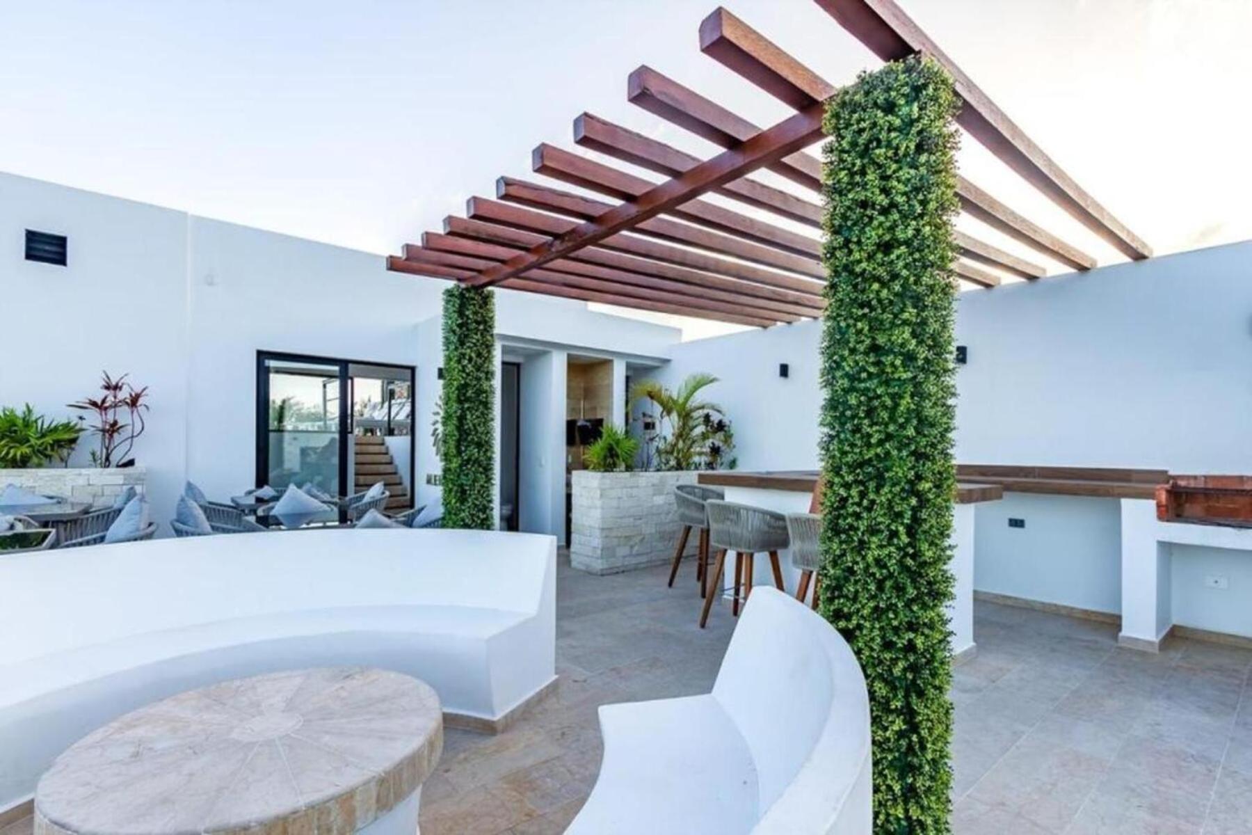 Radiant Rooftop Pool At Menesse 38th Perfect Location Holiday home *