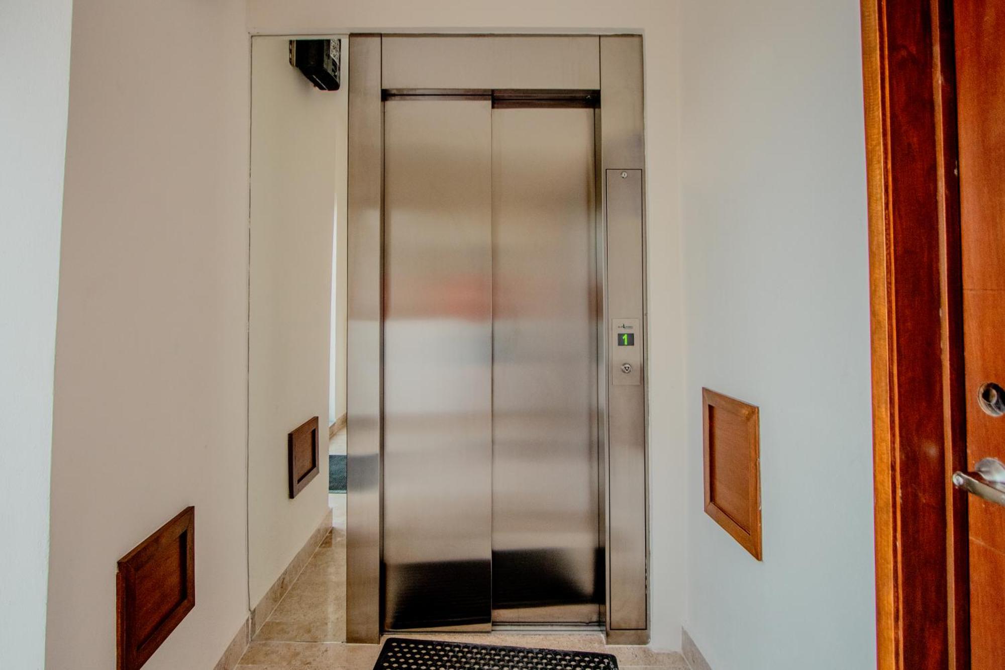 With Ocean View Pool In Av 10 & 60 Street Apartment