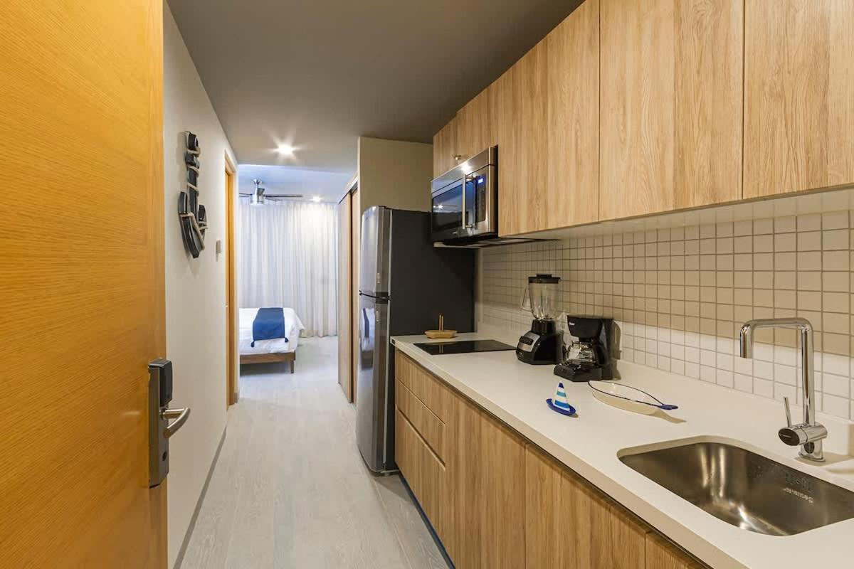 The Boat 2 Blocks From The Sea And 5th Ave 200 Mb Holiday home *