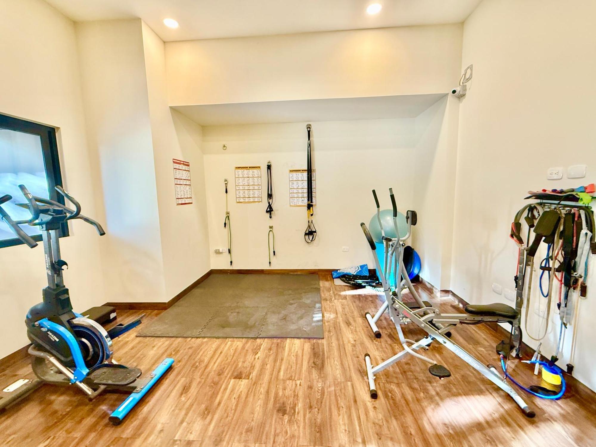 Large Studio, Large Rooftop Pool, Great Location! *