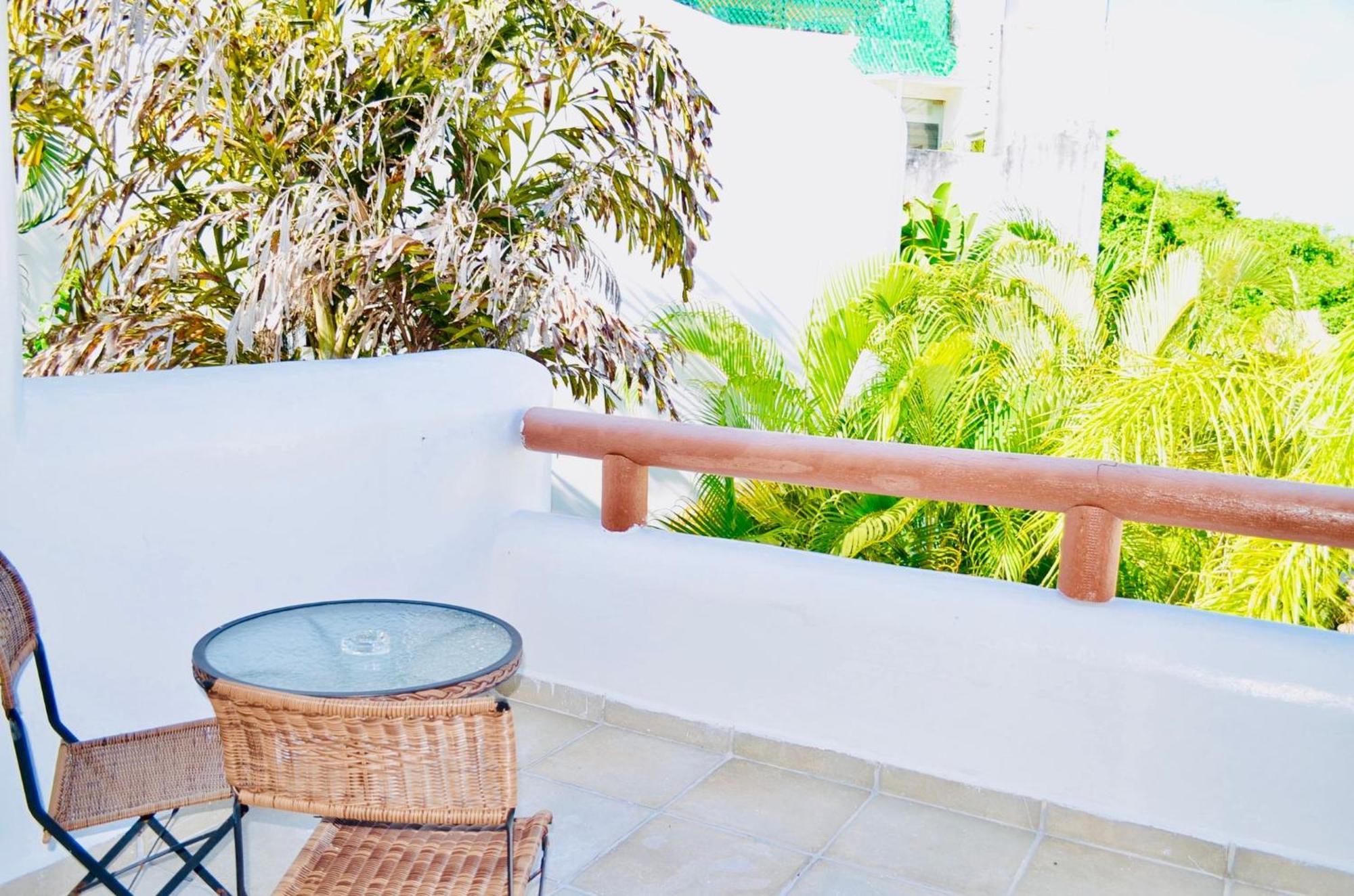 Guest house Deluxe Jacuzzi Balcony With Swimming Pool Air Conditioning And Parking
