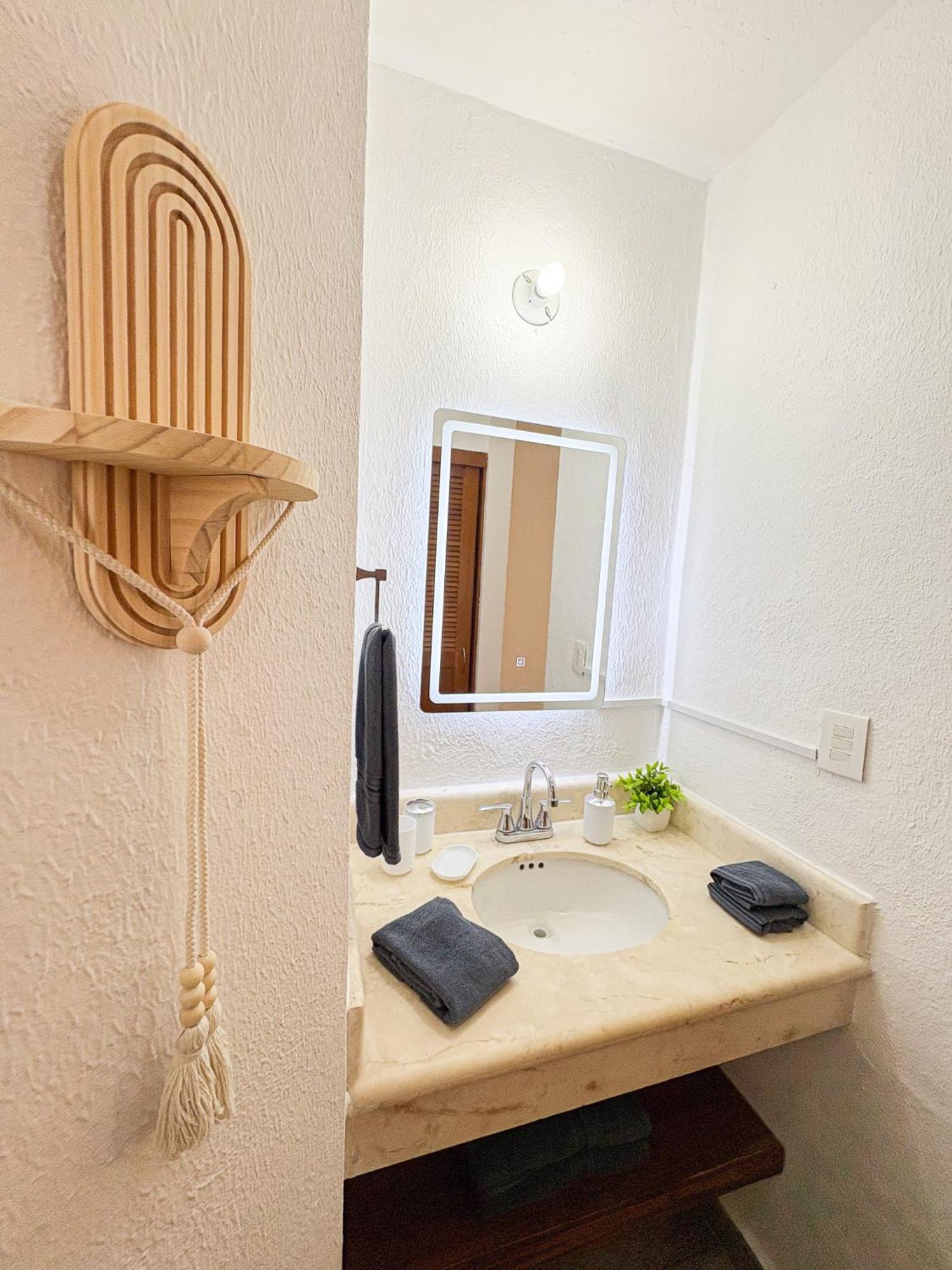 Modern 2br Apt-3 Baths-pool-wi-fi-steps To Playa del Carmen