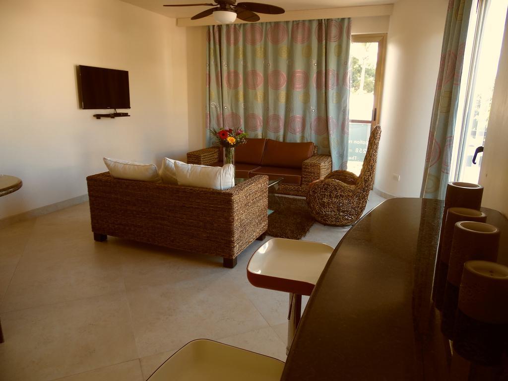 Mimosa Tree Aparthotel