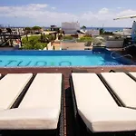 Modern 2 Bdr, 3 Minutes Walk From The Beach, Central Location!