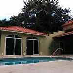 Casa Beard, Spacious Guest House With High Speed Wifi & Pool.