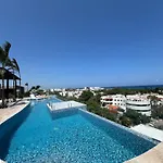 Bello Condo Media Cuadra De 5 Avenida