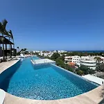 Bello Condo Media Cuadra De 5 Avenida