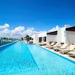 Luxury 2-Story Apt With Jacuzzi
