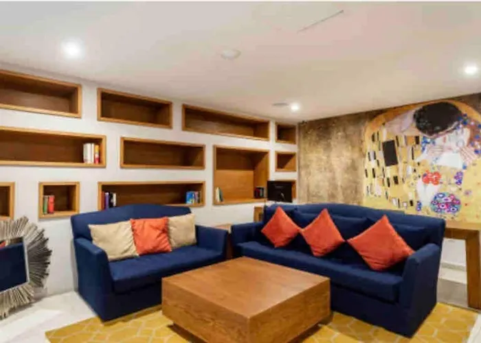 Ideally Located Studio Steps From The 5Th Avenue