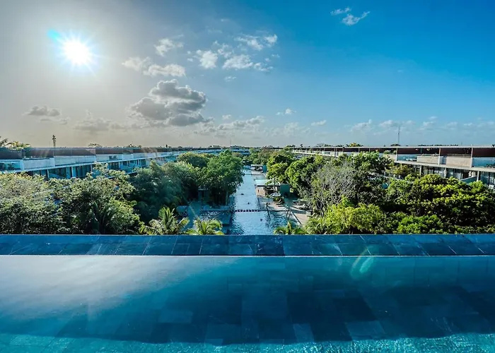 Lux Apt Awa Golf, Pool, Gym, Walkable !