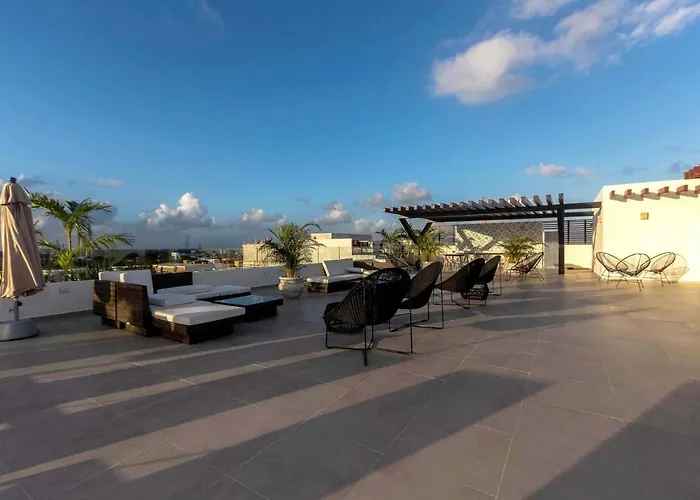 One Br Great Location, Large Roof Pool With Beautiful Views, Gym Included!