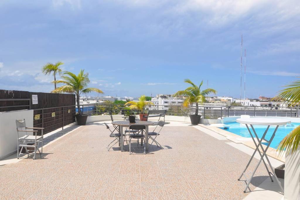Phenomenal Location Near Beach & 5Th With Stunning Roof Pool Apartment *