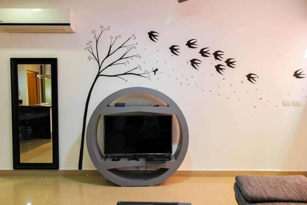 Modern 2 Bdr, 3 Minutes Walk From The Beach, Central Location!
