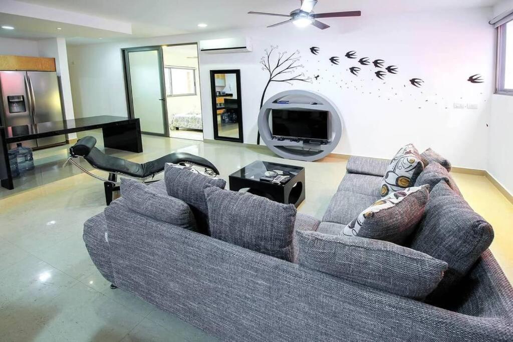 Modern 2 Bdr, 3 Minutes Walk From The Beach, Central Location! Apartment