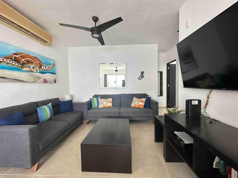 G302 - Perfectly Located Penthouse With Heated Pool! Appartement