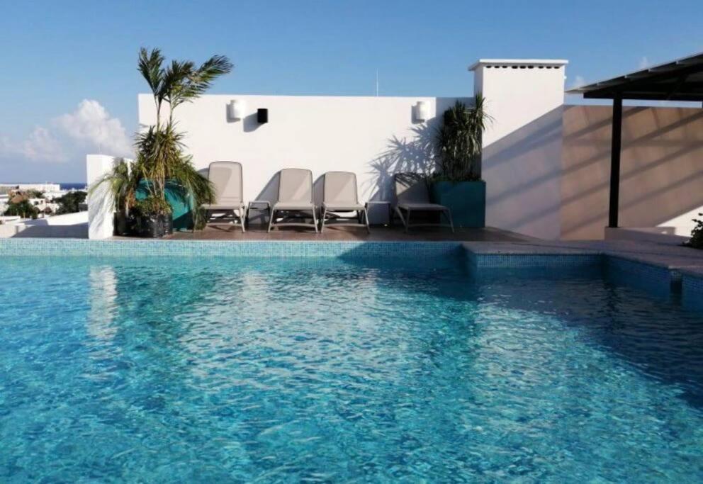 Ideally Located Steps From The 5th Avenue Apartment *