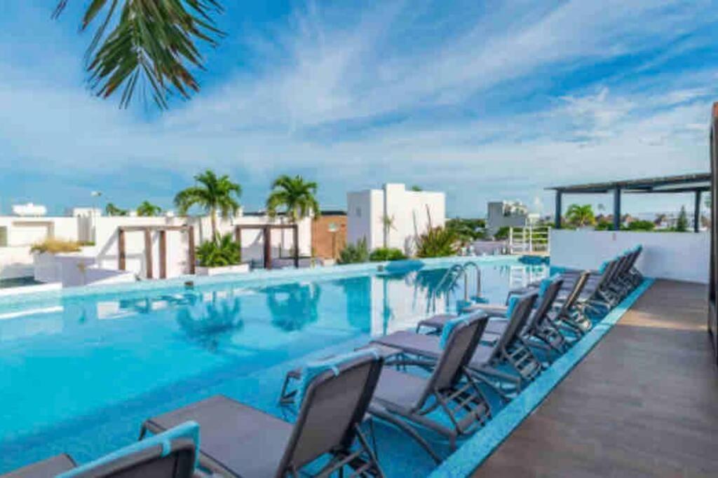 Ideally Located Steps From The 5th Avenue Apartment *