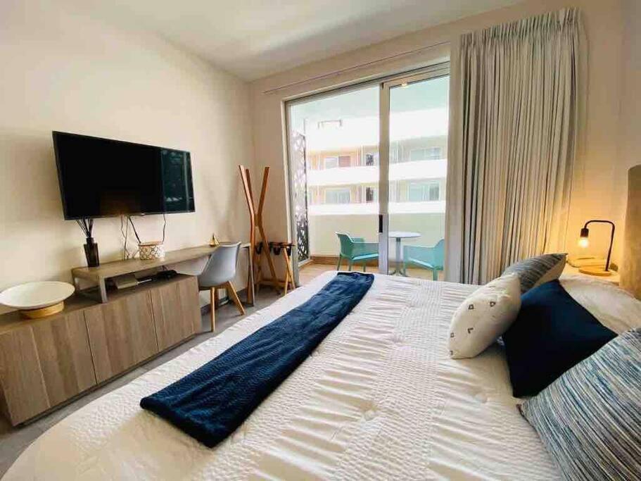 Ideally Located Steps From The 5th Avenue Apartment *