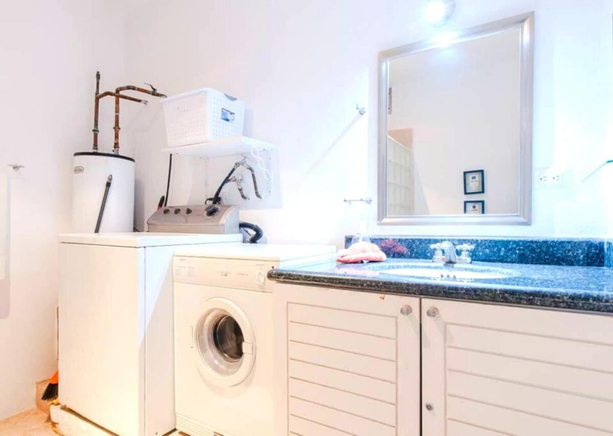 In Heart Of It All-steps To Town, Beach & 5th Ave! Apartment