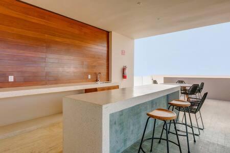 Apartment Oceanview Roof Pool With Speakeasy Cafe And Gym Parking *