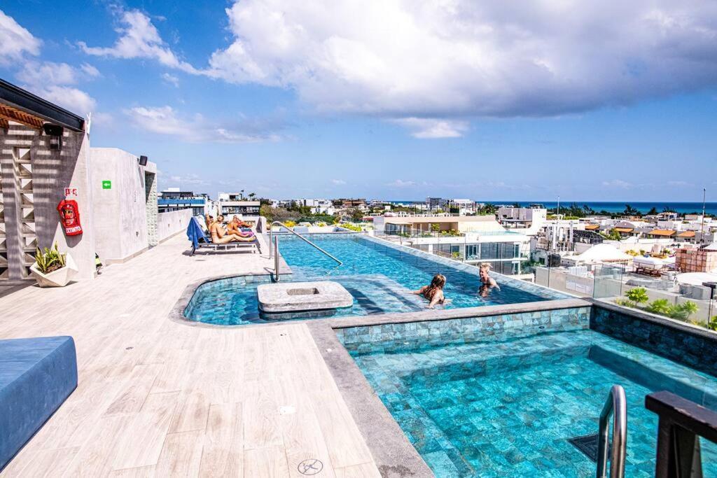 Ocean View Studio, Rooftop Pool, Steps From Hyatt Apartment *