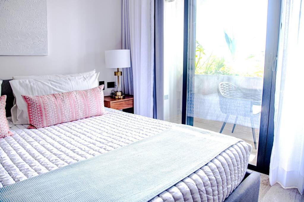 Ocean View Studio, Rooftop Pool, Steps From Hyatt Apartment Playa del Carmen