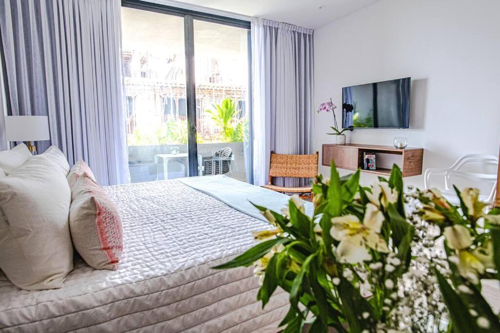Ocean View Studio, Rooftop Pool, Steps From Hyatt Apartment