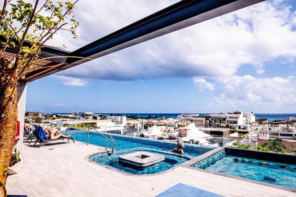 Ocean View Studio, Rooftop Pool, Steps From Hyatt Apartment *