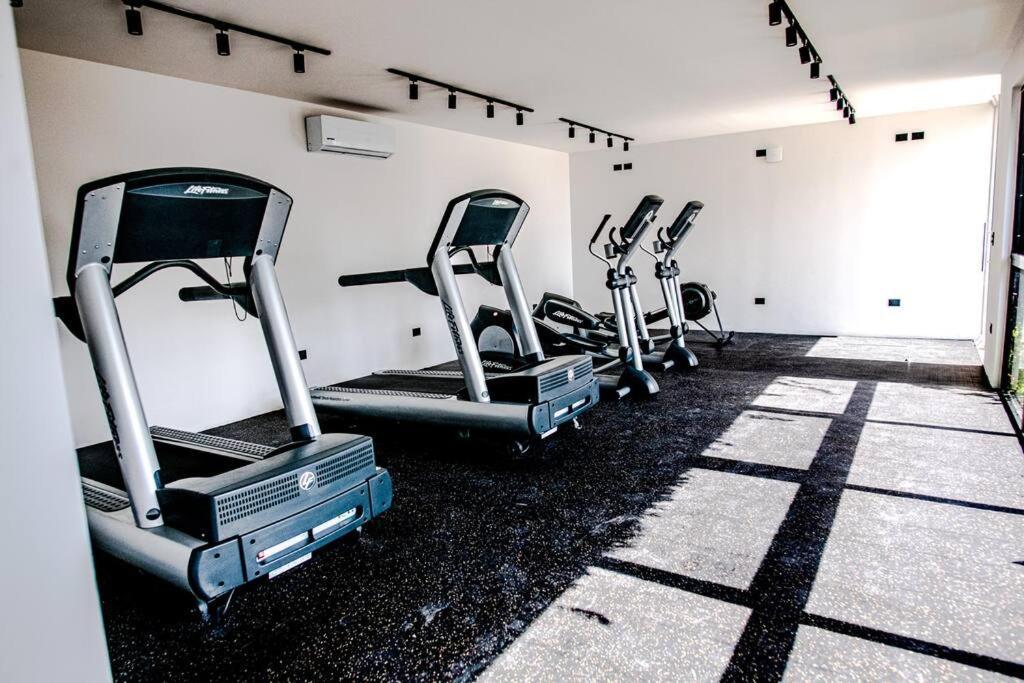 Ocean View Studio, Rooftop Pool, Steps From Hyatt Apartment
