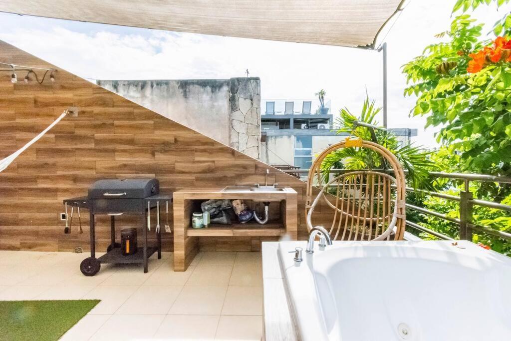Apartment Cenote Penthouse Terraza & Jacuzzi Panoramicos, Muy Amplio, 2 Pisos Tu Uso Personal Y Exclusivo, 3 Recamaras, Excelente Ubicacion, La Playa Y La Quinta Av Caminando A 10 Minutos, Cerca De Restaurantes, Bares, Bancos, Nomadas Digitales 150 Mbps