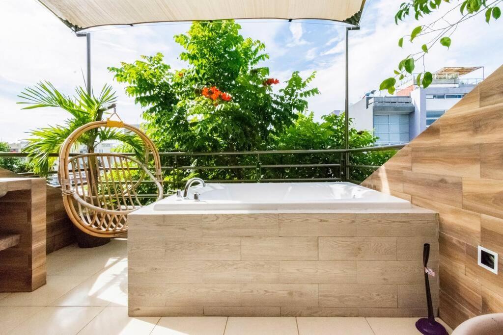 Cenote Penthouse Terraza & Jacuzzi Panoramicos, Muy Amplio, 2 Pisos Tu Uso Personal Y Exclusivo, 3 Recamaras, Excelente Ubicacion, La Playa Y La Quinta Av Caminando A 10 Minutos, Cerca De Restaurantes, Bares, Bancos, Nomadas Digitales 150 Mbps * Playa del Carmen