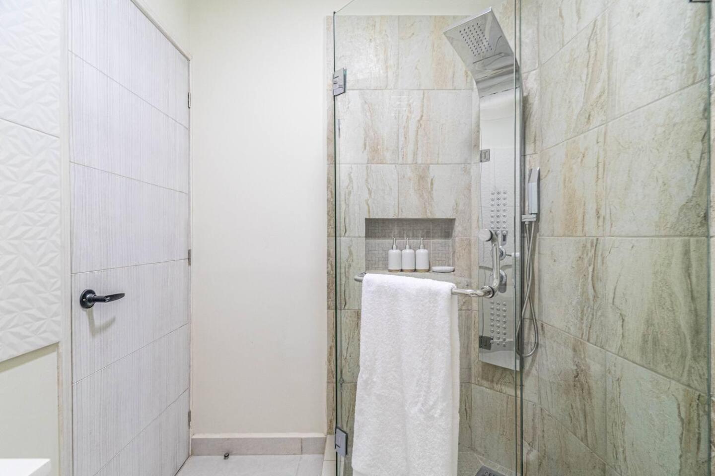 2 Bd With Balcony, Gym, Rooftop Pool, Hot Tub Vakantiehuis *