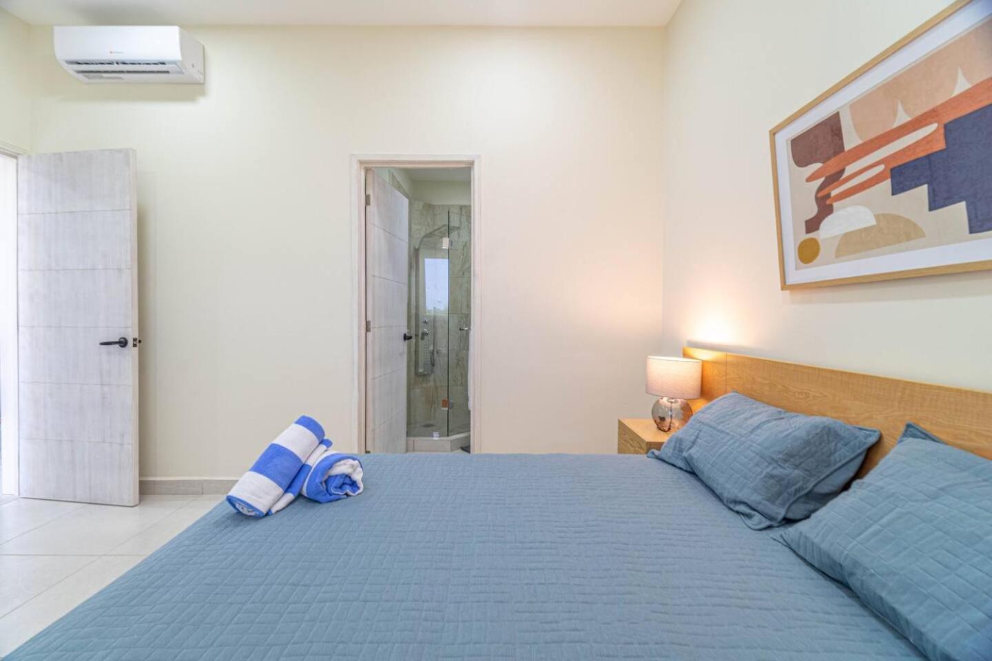 2 Bd With Balcony, Gym, Rooftop Pool, Hot Tub Vakantiehuis *