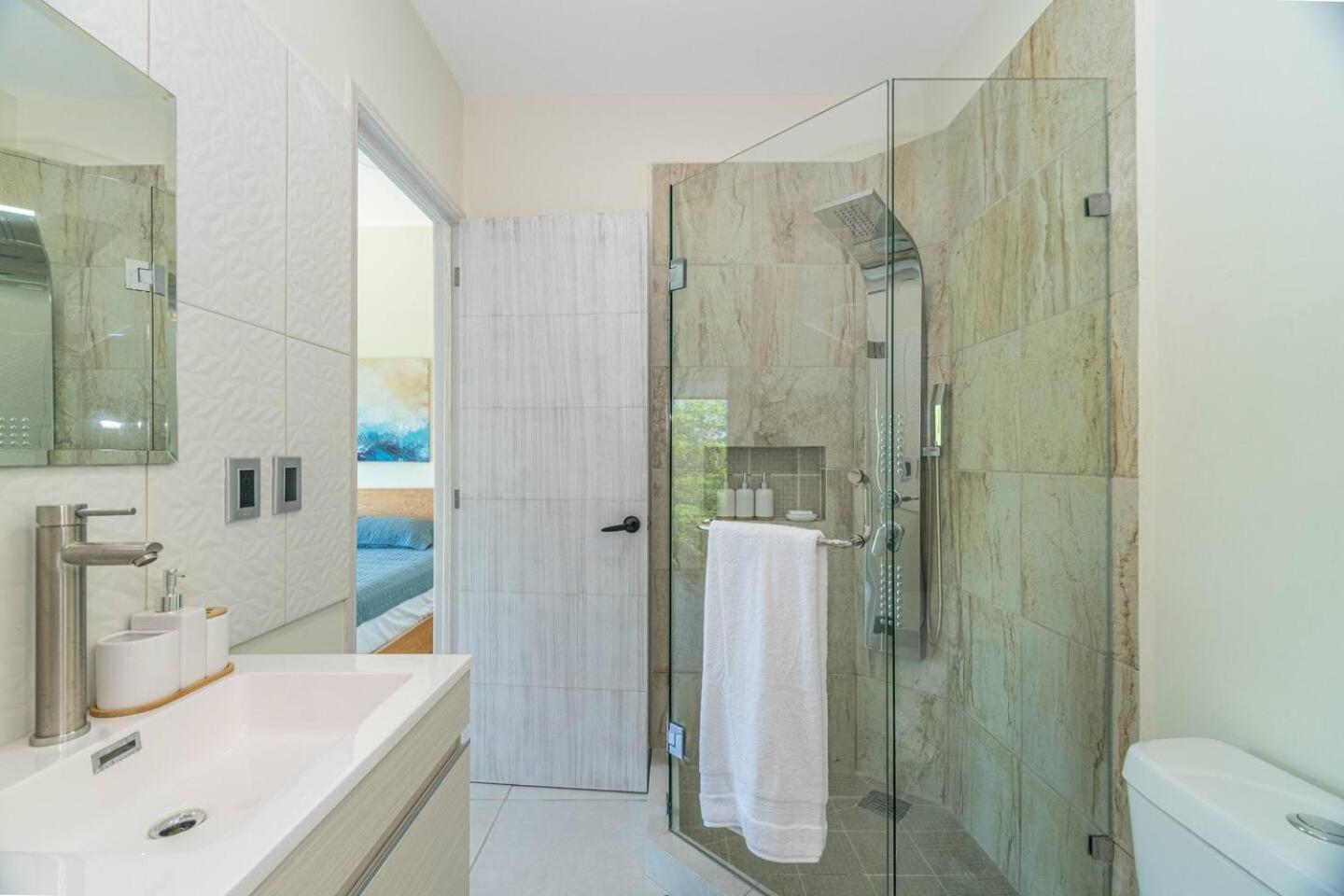 Vakantiehuis 2 Bd With Balcony, Gym, Rooftop Pool, Hot Tub *