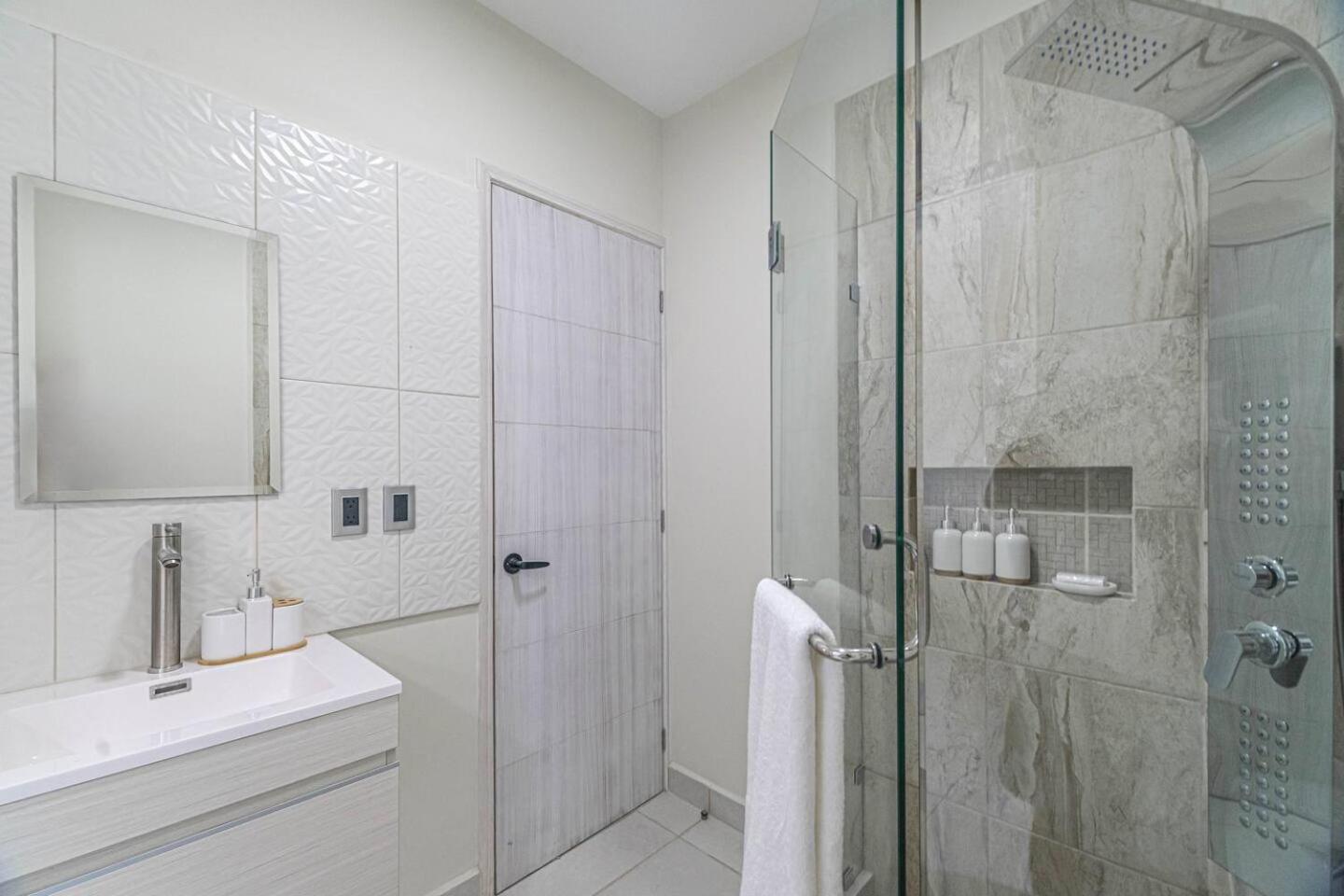 2 Bd With Balcony, Gym, Rooftop Pool, Hot Tub Vakantiehuis