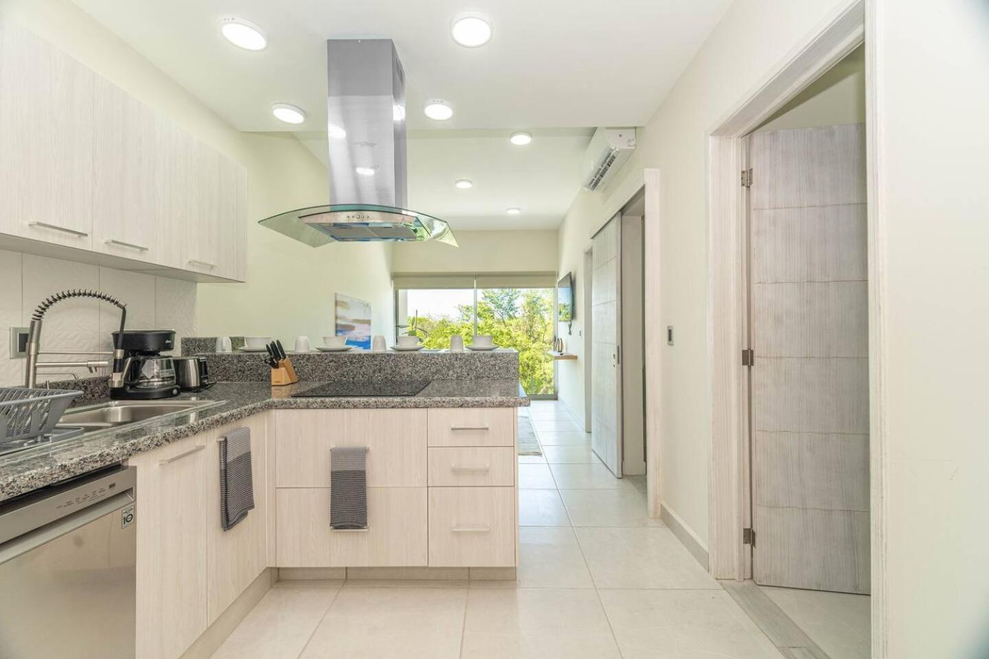 2 Bd With Balcony, Gym, Rooftop Pool, Hot Tub Vakantiehuis *