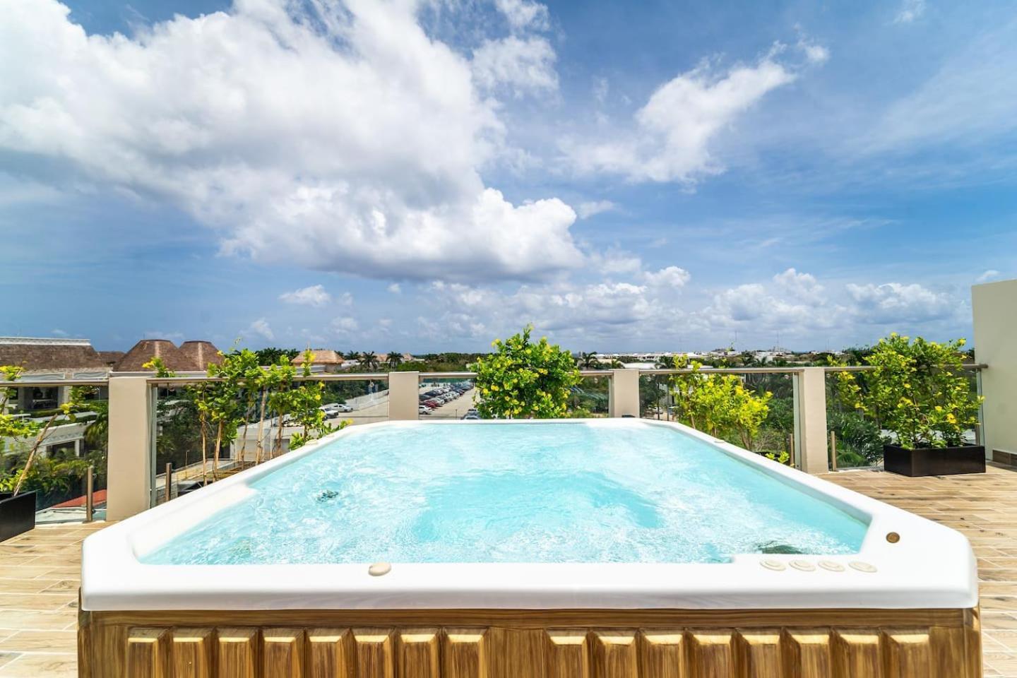 2 Bd With Balcony, Gym, Rooftop Pool, Hot Tub Vakantiehuis