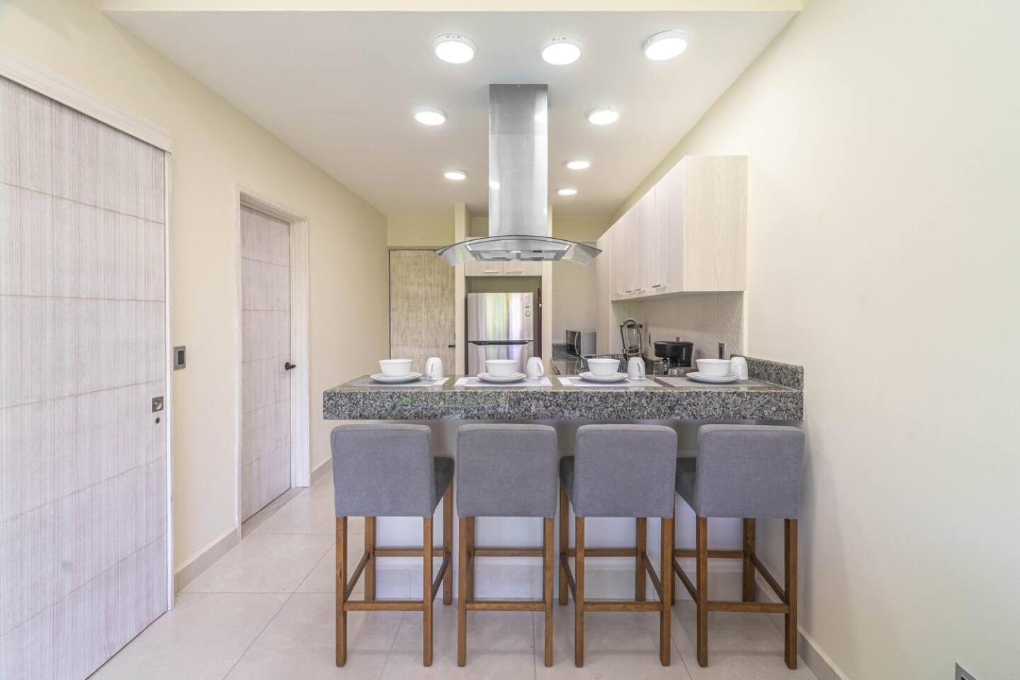 Vakantiehuis 2 Bd With Balcony, Gym, Rooftop Pool, Hot Tub