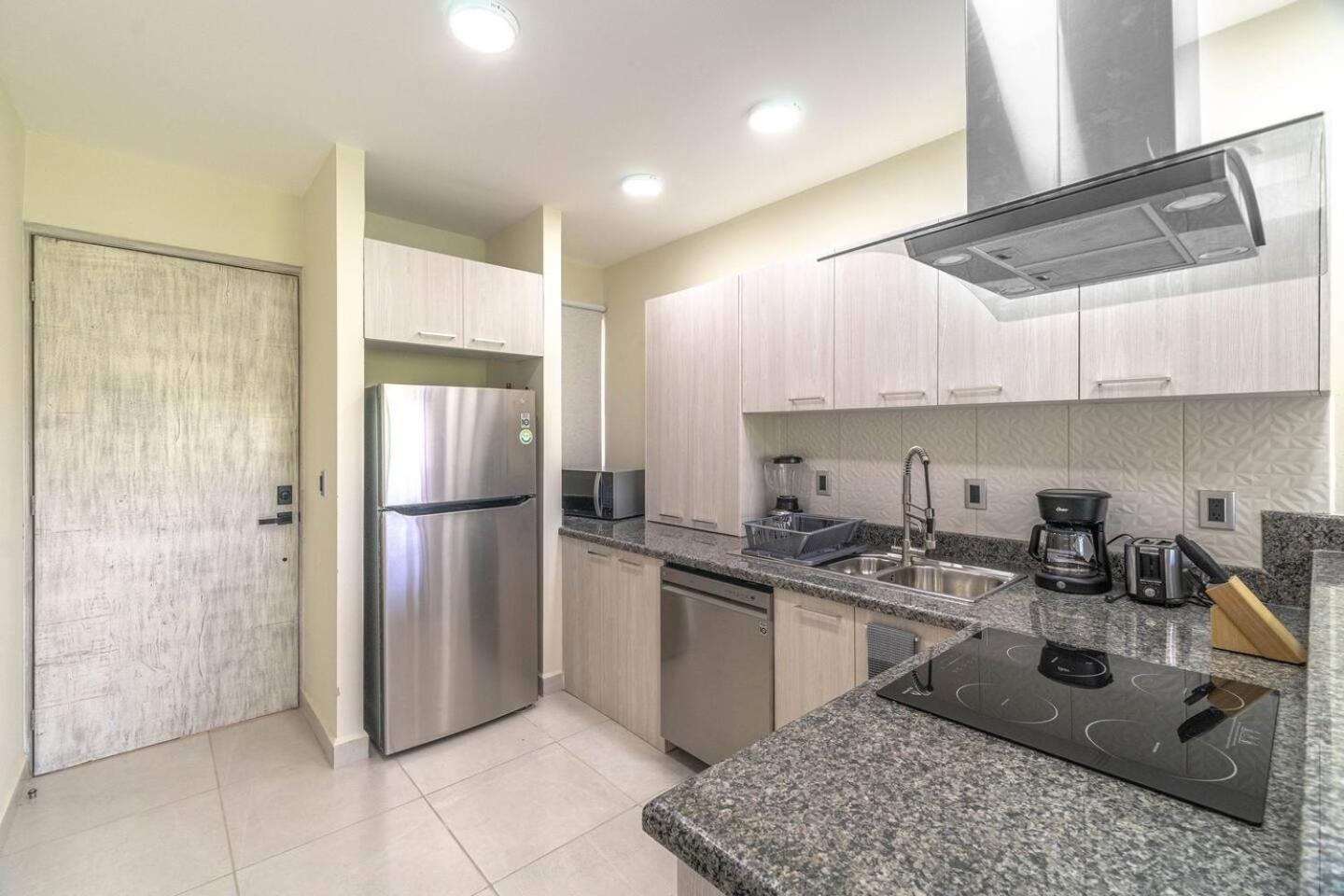 Vakantiehuis 2 Bd With Balcony, Gym, Rooftop Pool, Hot Tub *